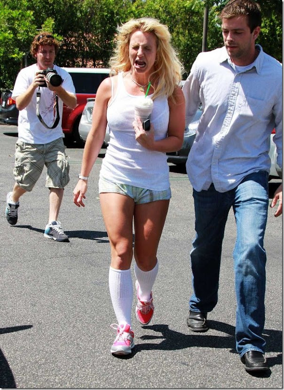 Britney Spears se assusta com fotogrfos (3)