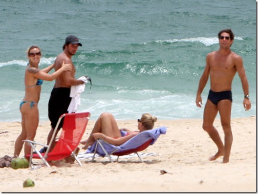 Flávio Canto e Fiorella Mattheis no maior love na praia (2)