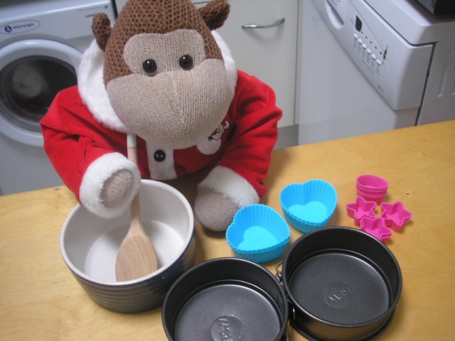 [Monkey making cakes 1[4].jpg]