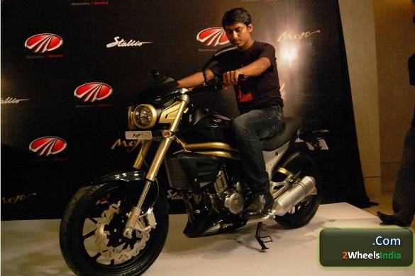 Mahindra Mojo Riding Position