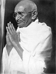 Mahatma Gandhi em Noakhali, janeiro de 1947. Foto do site MKGandhi.org, sem identificação do autor. 