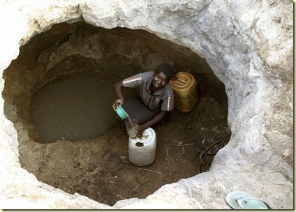 Zimbabwean_trying_to_find_cholera_free_drinking_water_PicAfricanCrisis