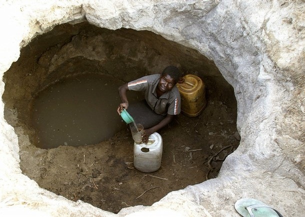 [Zimbabwean_trying_to_find_cholera_free_drinking_water_PicAfricanCrisis.jpg]