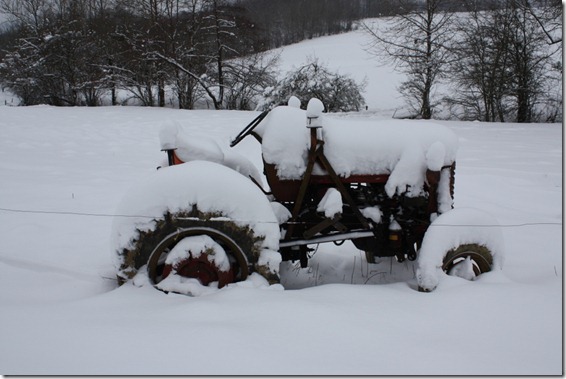 Трактор в снегу