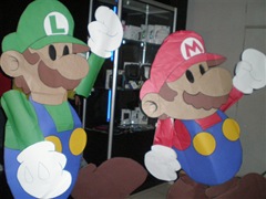As muito criativas fantasias de Paper Mario e Paper Luigi