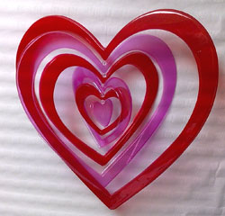 decorar san valentin con un corazon de plastico