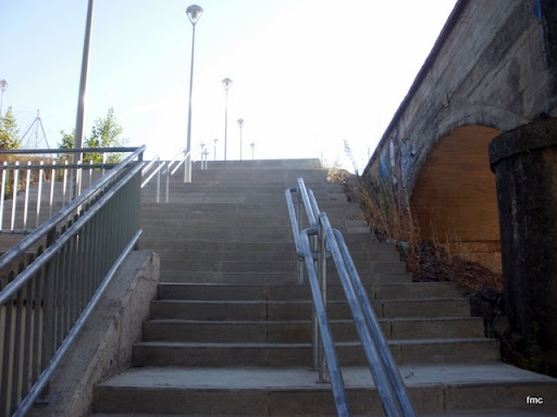  Escaleras al lado de la fuente que acceden a la urbanización de Mirabueno.