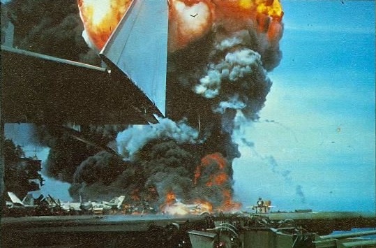 [USS_Forrestal_fire_2_1967[2].jpg]