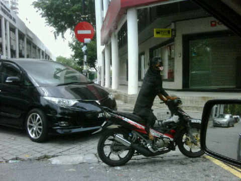 Anjing bawak motor di depan CIMB TTDI
