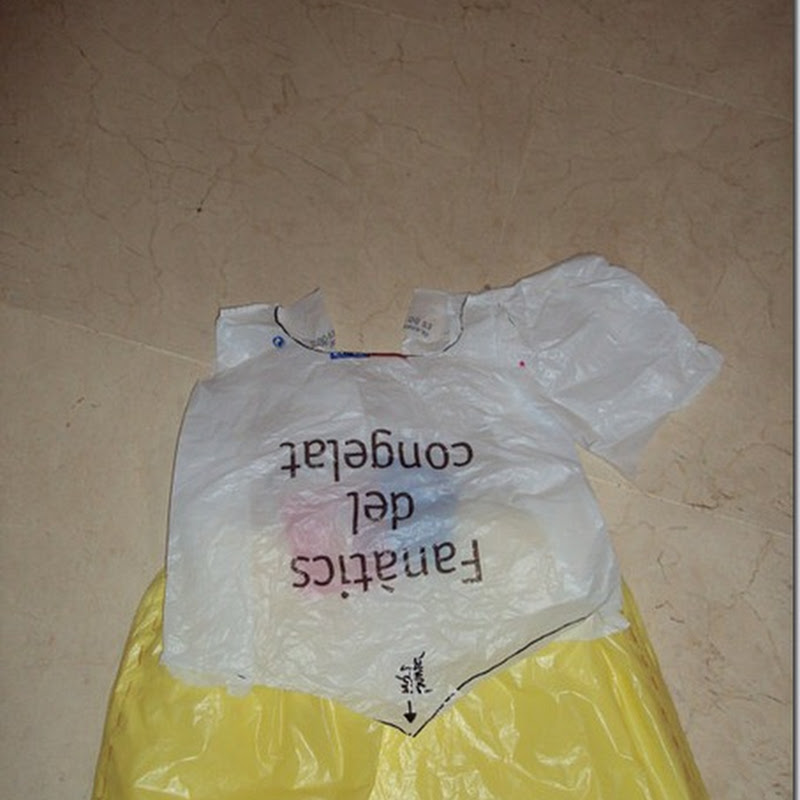 Disfraz de Blancanieves hecho con bolsas de basura