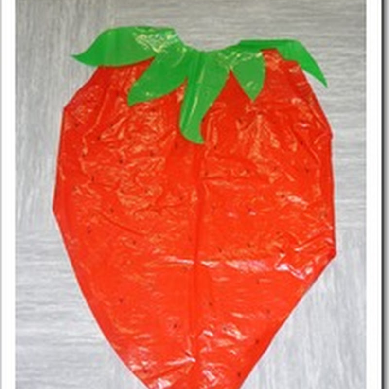 Disfraz de fresa hecho con bolsa de basura