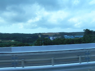 沖縄自動車道より建設予定地看板を望む