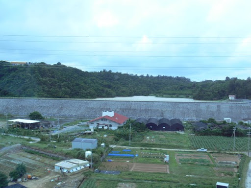 Vista dell'argine a valle dalla superstrada di Okinawa (parte 1)