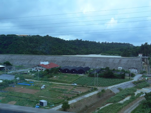 Vista dell'argine a valle dalla superstrada di Okinawa (parte 2)