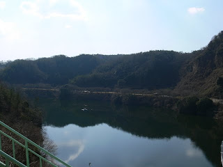 Vista del lago della diga da un'altura sulla riva destra.