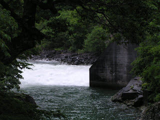 河川維持放流などの利水放流設備（ホロージェットバルブ）からの放流