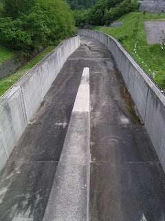 Vue des travaux de réduction du tremplin de saut à ski depuis le bord supérieur.