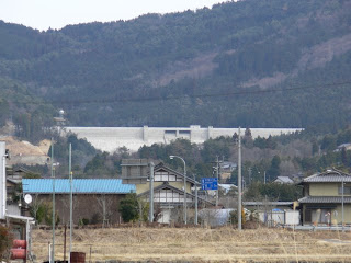 Vista dell'argine dalla strada provinciale 68.