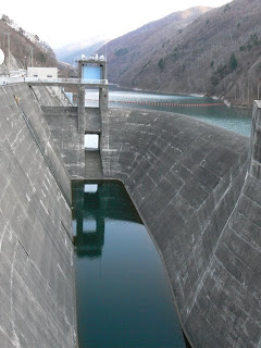 Vue de l'écoulement de la crue depuis la rive droite.