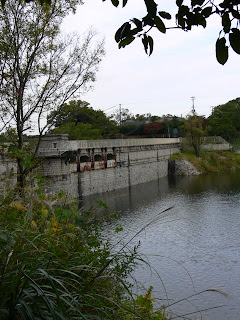 Vue de la digue côté lac du barrage depuis la rive gauche