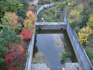 天端より下流・減勢工を望む