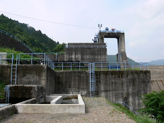 右岸下流より洪水吐・ゲート・魚道などを望む