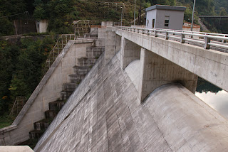 左岸より下流側の堤体を望む