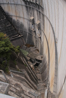 左岸より堤体直下を望む