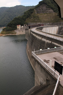 川治ダム資料館より堤体を望む