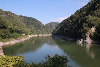 右岸よりダム湖を望む
