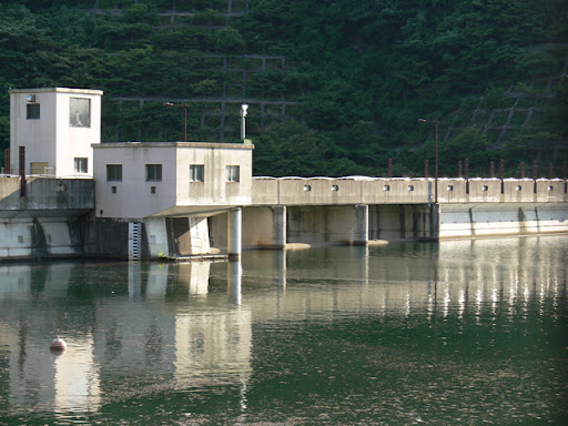 左岸の遊歩道よりダム湖側の洪水吐を望む