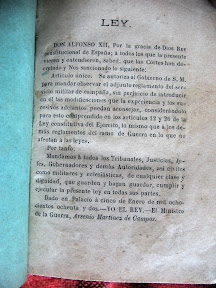 Proclamación de la ley por Alfonso XII, el ministro de la Guerra, Arsenio Martínez de Campos que con su pronunciamiento había logrado la restauración Borbónica.