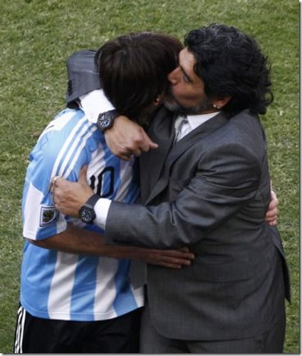 Cariñosos gestos de Maradona con sus jugadores