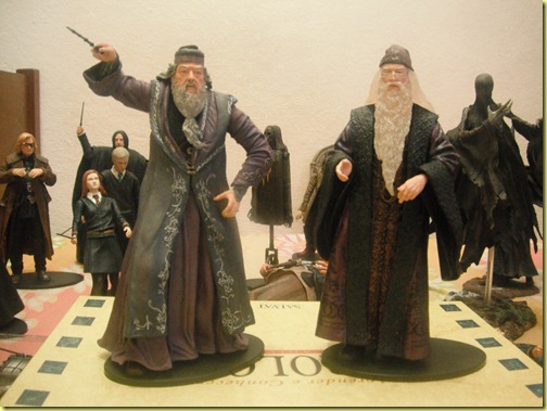 o Dumbledore à esquerda foi o primeiro que eu vi mas não comprei. Me arrependi dias depois.....