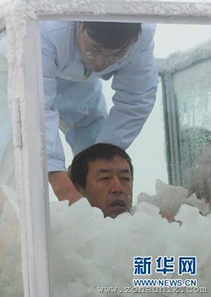 ChinaicemanbrokeworldrecordslongestimmersedinicedutchWimHoficebathwithstandextremecoldness1