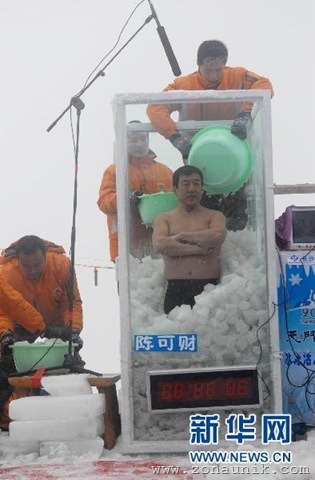 [ChinaicemanbrokeworldrecordslongestimmersedinicedutchWimHoficebathwithstandextremecoldness3[3].jpg]