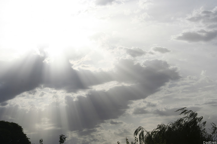 Rayons de soleil entre les nuages.