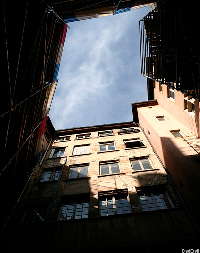 Bout de ciel vu d'une cour d'immeuble dans le vieux Lyon