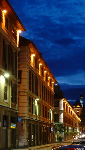 Façades d'immeubles éclairées à Chambéry.