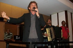 Cantor Ademário Coelho e banda