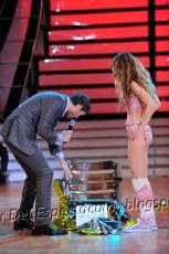 Vannucci le regala una butaca del Viejo Gasòmetro a Tinelli.JPG