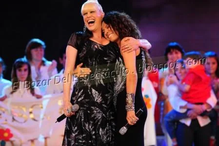 Valeria y Patricia felices y emocionadas después de cantar..JPG
