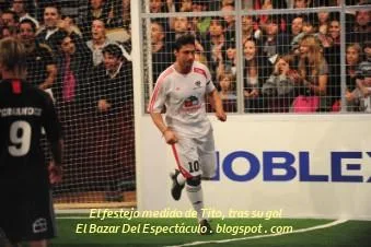 El festejo medido de Tito, tras su gol.JPG