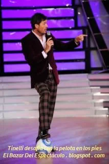 Tinelli desafìa con la pelota en los pies.JPG
