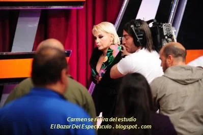 Carmen se retira del estudio.JPG