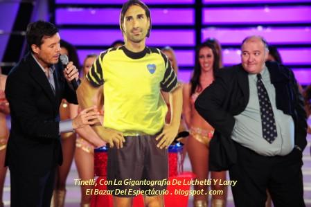 Tinelli, Con La Gigantografia De Luchetti Y Larry.jpg