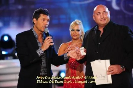 Jorge Dascola Le Regala Anillo A Ghidone.jpg