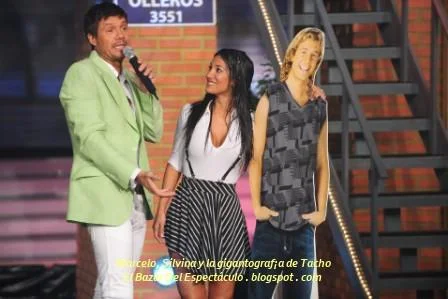 Marcelo, Silvina y la gigantograf¡a de Tacho.JPG