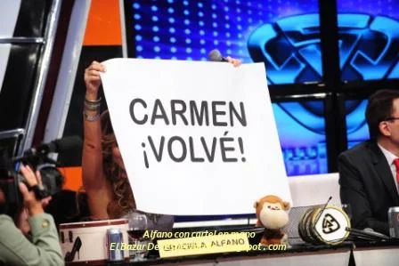 Alfano con cartel en mano.JPG