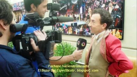 Pachano haciendo una nota.JPG